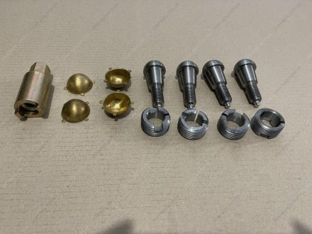 Фото 1 - ремкомплект шкворня УАЗ ХАНТЕР, ПАТРИОТ, ст. обр. (латунн. вкладыш, палец с тавотницей) RU 3160-2304019 Ремкомплект шкворня УАЗ ХАНТЕР, ПАТРИОТ, ст. обр. (латунн. вкладыш, палец с тавотницей) RU 3160-2304019 (фото 1)