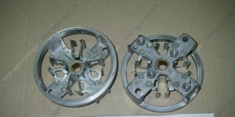 Фото 1 - кришка стартера задня 12В МТЗ, ЮМЗ під трикутну щітку старого зразка (AGH) Agrotex 24.3708300-А Кришка стартера задня 12В МТЗ, ЮМЗ під трикутну щітку старого зразка (AGH) Agrotex 24.3708300-А (фото 1)